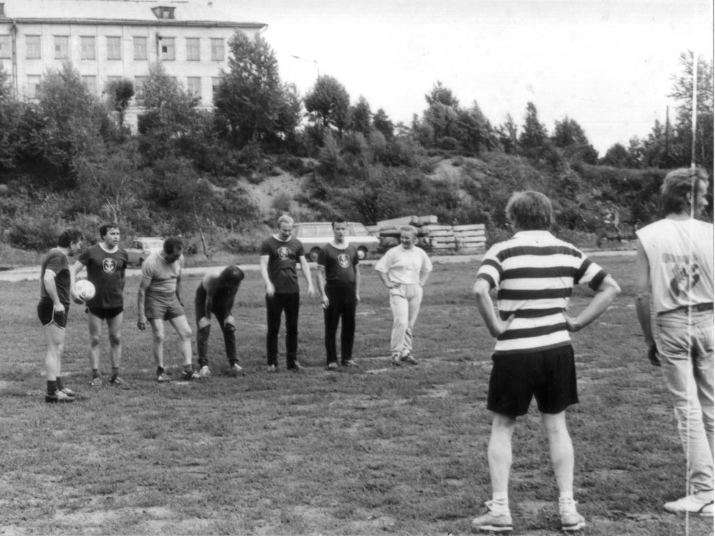 Товарищеский футбольный матч между Выборгским портом и командой одноно из финских судов ( Выборг,  стадион Водник,  80-е годы)